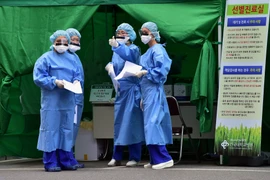 Nhân viên y tế Hàn Quốc làm việc tại trung tâm cách ly dành cho bệnh nhân MERS tại Bệnh viện Trường đại học Konkuk ở Seoul ngày 24/6. (Nguồn: AFP/TTXVN)