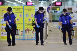 Nhân viên phun thuốc khử trùng phòng MERS tại sân bay quốc tế Gimpo ở thủ đô Seoul. (Nguồn: AFP/TTXVN)