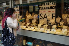 Vàng được trưng bày tại một cửa hàng tại quận kim hoàn ở New York (Mỹ). (Nguồn: AFP/TTXVN)