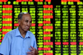 Sắc đỏ tràn ngập bảng niêm yết các chỉ số chứng khoán ở thị trường chứng khoán Trung Quốc. (Nguồn: THX/TTXVN)