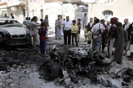 Hiện trường vụ đánh bom ở thủ đô Sanaa của Yemen do IS tiến hành. (Nguồn: THX/TTXVN)