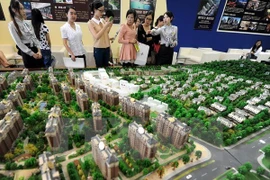 Khách tham quan một hội chợ bất động sản. (Nguồn: THX/TTXVN)