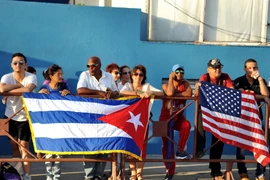 Người dân thủ đô La Habana đón chào sự kiện Mỹ chính thức mở lại Đại sứ quán tại Cuba. (Ảnh: Lê Hà/TTXVN)