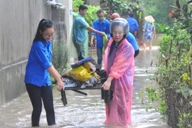 Đoàn thanh niên giúp dân dọn dẹp đồ đạc sau bão tại Quảng Ninh. (Ảnh minh họa. Nguyễn Hoàng/TTXVN)