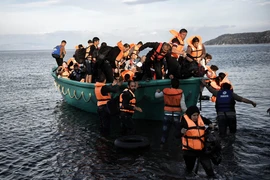 Người di cư tới đảo Lesbos của Hy Lạp sau hành trình vượt biển Aegean từ Thổ Nhĩ Kỳ ngày 10/11. (Nguồn: AFP/TTXVN)