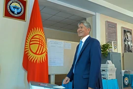 Tổng thống Kyrgyzstan Almazbek Atambayev bỏ phiếu tại một địa điểm bầu cử ở Bishkek. (Nguồn: AFP/TTXVN)