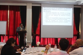 Ông Indroyono Soessilo - Cố vấn cấp cao của Bộ trưởng Du lịch Indonesia giới thiệu tiềm năng và những chính sách phát triển du lịch mới của Indonesia tại chương trình road show ngày 17/11, Singapore. (Ảnh: Lê Hải/Vietnam+)