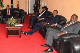 Tổng thống Tanzania, Tổng thống Nam Sudan, Tổng thống Kenya và Thủ lĩnh lực lượng đối lập Nam Sudan tại bàn đàm phán hồi tháng 1. (Nguồn: AFP/TTXVN)