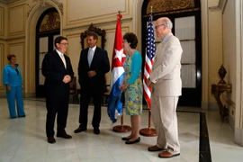 Ngoại trưởng Cuba Bruno Rodriguez (trái) và các Thượng Nghị sỹ Mỹ tại cuộc gặp ở Havana ngày 13/6. (Nguồn: AFP/TTXVN)