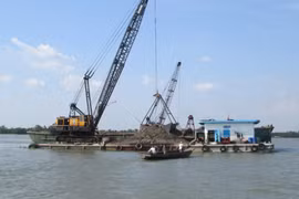 Phạt 3 chủ phương tiện khai thác cát trái phép hơn 100 triệu đồng