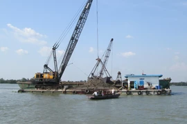 Phạt 3 chủ phương tiện khai thác cát trái phép hơn 100 triệu đồng