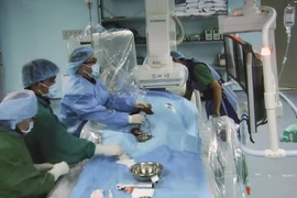 Chuyên gia Nhật Bản đang thực hiện can thiệp tim mạch cho bệnh nhân ở Đồng Nai. (Ảnh: Sỹ Tuyên/Vietnam+)