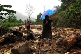Nhiều vùng trên cả nước có mưa rào, cảnh báo nguy cơ sạt lở đất