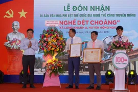 Trao Quyết định và Bằng Công nhận của Bộ Văn hóa, Thể thao và Du lịch đưa Nghề dệt choàng xã Long Khánh A vào danh mục Di sản Văn hóa Phi vật thể Quốc gia. (Ảnh: Nhựt An/TTXVN)