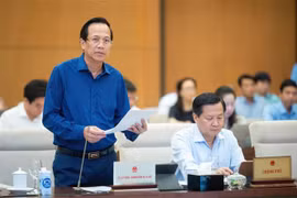 Bộ trưởng Bộ Lao động-Thương binh và Xã hội Đào Ngọc Dung trình bày tờ trình. (Ảnh: Doãn Tấn/TTXVN)