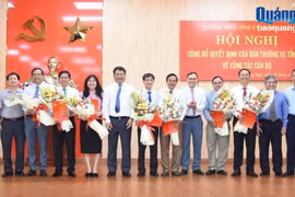 Phó Bí thư Thường trực Tỉnh ủy Đặng Ngọc Huy và các Ủy viên Ban Thường vụ Tỉnh ủy chúc mừng các Tỉnh ủy viên được phân công nhiệm vụ mới. (Nguồn: Báo Quảng Ngãi)