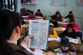 Học sinh lớp 6 tại huyện vùng cao Hà Giang trong tiết học tiếng Anh. (Ảnh: Nam Thái/TTXVN)