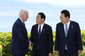 Tổng thống Mỹ Joe Biden, Tổng thống Hàn Quốc Yoon Suk Yeol và Thủ tướng Nhật Bản Fumio Kishida tại cuộc gặp bên lề Hội nghị thượng đỉnh Nhóm các nước công nghiệp phát triển (G7) ở Hiroshima, Nhật Bản ngày 21/5. (Ảnh: AFP/TTXVN)
