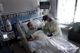 Điều trị cho bệnh nhân nhiễm COVID-19 tại bệnh viện ở Chicago, bang Illinois, Mỹ. (Ảnh: AFP/TTXVN)