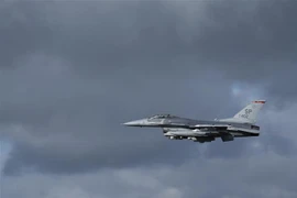 Máy bay chiến đấu F-16 của Không lực Mỹ cất cánh tại căn cứ không quân Spangdahlem, Đức. (Ảnh: AFP/TTXVN)