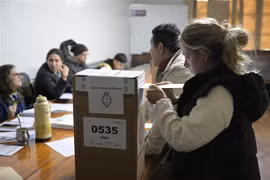 Cử tri Argentina bỏ phiếu tại một địa điểm bầu cử ở Buenos Aires. (Ảnh: AFP/TTXVN)