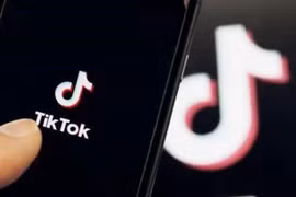 Biểu tượng TikTok trên màn hình điện thoại. (Ảnh: Kyodo/TTXVN)