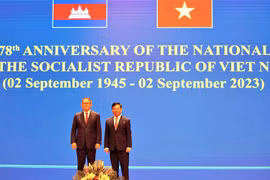 Ông Nguyễn Huy Tăng (phải), Đại sứ Việt Nam tại Vương quốc Campuchia, và ông Sok Chenda Sophea, Phó Thủ tướng, Bộ trưởng Ngoại giao và Hợp tác Quốc tế Vương quốc Campuchia tại sự kiện. (Ảnh: Huỳnh Thảo/TTXVN)