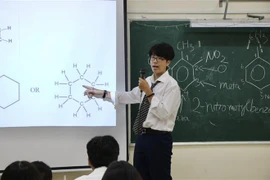 Học sinh Trường THPT Nguyễn Du (Quận 10, Thành phố Hồ Chí Minh) được trải nghiệm trong chương trình "Một ngày làm giáo viên" do nhà trường tổ chức. (Ảnh: Thu Hoài/TTXVN)