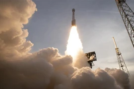 Tên lửa đẩy Atlas V mang theo tàu vũ trụ CST-100 Starliner của Hãng Boeing rời bệ phóng tại Trạm không quân Mũi Canaveral ở Florida, Mỹ ngày 19/5/2022. (Ảnh: AFP/TTXVN)