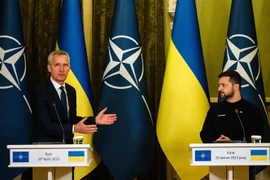 Tổng Thư ký NATO Jens Stoltenberg (trái) và Tổng thống Ukraine Volodymyr Zelensky trong cuộc họp báo tại Kiev ngày 20/4. (Ảnh: AFP/TTXVN)