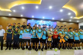 Các đại biểu cùng các cầu thủ và Ban Huấn luyện Đội tuyển U23. (Ảnh: Tuấn Đức/TTXVN)