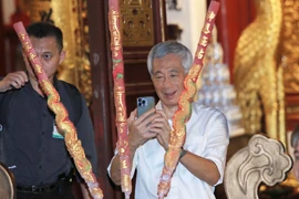 Thủ tướng Cộng hòa Singapore Lý Hiển Long ghi lại những hình ảnh, nét văn hóa của Thủ đô. (Ảnh: An Đăng/TTXVN)