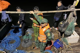 Tổ tuần tra kiểm soát xã Tiên Lãng, huyện Tiên Yên phát hiện và bắt giữ các tàu khai thác thủy sản trái phép. (Ảnh: TTXVN phát)