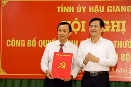 Trao quyết định đối với ông Lê Công Khanh, Tỉnh ủy viên, thôi giữ chức Giám đốc Sở Văn hóa, Thể thao và Du lịch; điều động, chỉ định giữ chức Bí thư Đảng đoàn, giới thiệu bầu giữ chức Chủ tịch Liên đoàn Lao động tỉnh nhiệm kỳ 2018-2023. (Ảnh: Duy Khương/T
