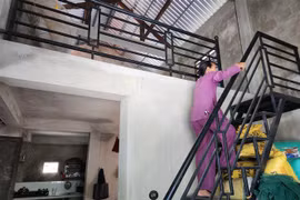 Gia đình bà Phan Gái (xã Quảng Phước, huyện Quảng Điền) vui mừng được "thay áo" cho mái nhà tranh vách gỗ bằng một ngôi nhà mới "3 cứng" có gác lửng an toàn. (Ảnh: Mai Trang/TTXVN)