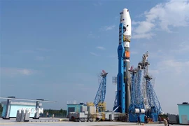 Tên lửa đẩy Soyuz 2.1b mang theo tàu thăm dò Mặt Trăng Luna-25 đặt trên bệ phóng tại sân bay vũ trụ Vostochny, Nga. (Ảnh: AFP/TTXVN)