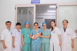 Bệnh nhi được xuất viện sau khi được các bác sỹ Trung tâm Nhi khoa, Bệnh viện Trung ương Huế được phẫu thuật 2 lần cùng điều trị nội nhi tích cực trong 39 ngày. (Ảnh: TTXVN phát)
