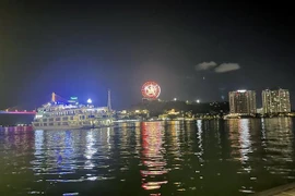 Một tàu du lịch ở Phố đêm du tuyền. (Ảnh: TTXVN phát)