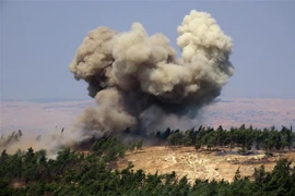 Khói bốc lên sau một cuộc không kích của Nga tại tỉnh Idlib, Tây Bắc Syria. (Ảnh: AFP/TTXVN)