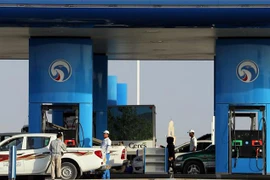 Người dân đổ xăng tại trạm xăng ở Dubai, Các tiểu vương quốc Arab thống nhất (UAE). (Nguồn: AFP/TTXVN)