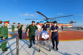 Bệnh nhân được đưa về đất liền an toàn. (Ảnh: TTXVN phát)