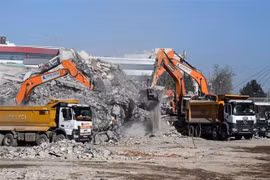 Dọn dẹp đống đổ nát sau trận động đất tại Adiyaman, Thổ Nhĩ Kỳ, ngày 18/2. (Ảnh: THX/TTXVN)