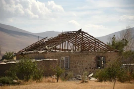 Ngôi nhà bị phá hủy trong cuộc đụng độ giữa các lực lượng Armenia và Azerbaijan, tại Sotk, Armenia, ngày 14/9/2022. (Ảnh: AFP/TTXVN)