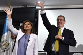 Tổng thống đắc cử của Guatemala Bernardo Arevalo (phải) và Phó Tổng thống Karin Herrera sau khi kết quả bầu cử được công bố, tại Guatemala City. (Ảnh: AFP/TTXVN)