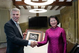 Phó Chủ tịch nước Đặng Thị Ngọc Thịnh và ông Christoph Ammann, Thống đốc Bang Bern trao tặng phẩm. (Ảnh: Phương Hoa/TTXVN)