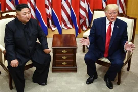 Tổng thống Mỹ Donald Trump (phải) và nhà lãnh đạo Triều Tiên Kim Jong-un trong cuộc gặp ở làng đình chiến Panmunjom tại Khu phi quân sự (DMZ) chiều 30/6/2019. (Ảnh: AFP/TTXVN)