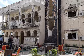 Hiện trường đổ nát sau vụ tấn công của phiến quân nhằm vào khách sạn Medina ở thành phố Kismayo, miền Nam Somalia ngày 13/7/2019. (Ảnh: AFP/TTXVN))