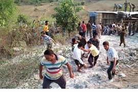 Hiện trường một vụ tai nạn xe buýt ở bang Jharkhand, miền Đông Ấn Độ ngày 25/6/2019. (Ảnh: India Today/TTXVN)