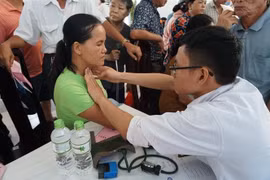 Người dân được khám tầm soát miễn phí bệnh lý tuyến giáp. (Ảnh: Mai Trang/TTXVN)