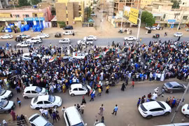 Người biểu tình tập trung tại Khartoum, Sudan, ngày 13/7/2019. (Ảnh: THX/ TTXVN)